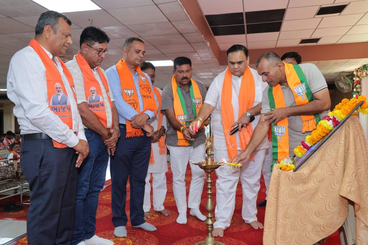 તા.૦૩-૦૬-૨૦૨૫ ના રોજ જિલ્લા ભાજપ સંગઠનના કાર્યશાળામાં જિલ્લા ભાજપ પ્રમુખશ્રી ભરતભાઈ રાઠોડ સાહેબ ગુજરાત ભાજપ પ્રદેશ કિસાન મોરચાના પ્રમુખ મુખ્ય વક્તા તરીકે હાજર રહ્યા.